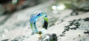 緑の風の白い花 見る角度などで色々な雰囲気をお楽しみいただけます。 ラフォルム ガラスジュエリー ガラスアクセサリー