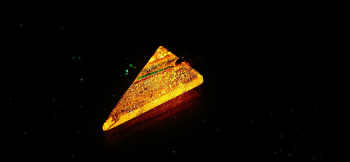 Acute triangle ～ 魅惑 ～ 暗闇では淡いオレンジ色の光をお楽しみいただける蓄光加工を施しています。 ラフォルム ガラスジュエリー ガラスアクセサリー