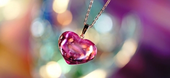 ラフォルム ガラスジュエリー ガラスアクセサリー cuty peach love ふっくらとした丸みのあるかわいらしいフォルム。立体的なハート型ペンダントが完成いたしました。透明感のあるピンク色を2色使用しています。また、チェーンや金具パーツにはピ…