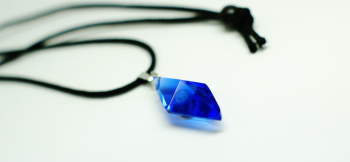 かんたん封入ペンダント / Standard Dreamblue(コバルトブルー) 表面は美しい八面体のフォルムです。 ラフォルム ガラスジュエリー ガラスアクセサリー