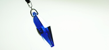 かんたん封入ペンダント / Standard Dreamblue(コバルトブルー) 裏面側にご自身の手で「思い出の大切なもの」を封入加工できる「ねじ式封入口」があります。 ラフォルム ガラスジュエリー ガラスアクセサリー