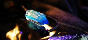 ラフォルム ガラスジュエリー ガラスアクセサリー BLUE CRYSTAL 存在感のある六角柱の水晶タイプのペンダントです。内部にきらびやかなゴールド系が美しく入っています。それぞれの面から違った表情をお楽しみいただけます。ブルー系のグラデーション…