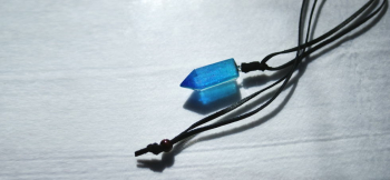 BLUE CRYSTAL 本牛革コードが着いています。 ラフォルム ガラスジュエリー ガラスアクセサリー