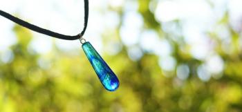 ラフォルム ガラスジュエリー ガラスアクセサリー 蒼のメモリー シンプルな細身のしずくタイプネックレスです。内部には螺旋状の神秘的なマーブル加工を施しました。透明感のある爽やかなイメージしずくペンダントです。