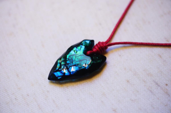 Ancient mystic arrowhead ～ 神秘の守護石 ～ 曜石の矢じりをモチーフにした世界にひとつのオーダーメイドペンダント。 ラフォルム ガラスジュエリー ガラスアクセサリー
