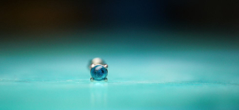 Cute blue eye 小ぶりの円形ドーム型のトップの中に「思い出の大切なもの」を封入したオリジナルキャッチ式ピアス。 ラフォルム ガラスジュエリー ガラスアクセサリー