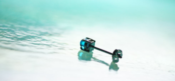 Cute blue eye プラチナ製のピアス金具に設置しております。 ラフォルム ガラスジュエリー ガラスアクセサリー