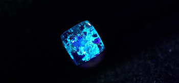 Attractive cube piercings 暗闇では神秘的な青い光を放ちます。 ラフォルム ガラスジュエリー ガラスアクセサリー