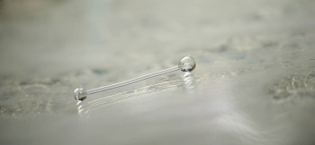 ラフォルム ガラスジュエリー ガラスアクセサリー Pure fashion piercings 耳の軟骨から軟骨など、2箇所の穴を1つのボディピアスで通すインダストリアルピアス。トップと透明樹脂製のピアスパーツ全てをクリアー素材で統一してお作りした…