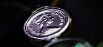 European loupe 裏面にはイギリス硬貨をモチーフにしたデザイン。 ラフォルム ガラスジュエリー ガラスアクセサリー