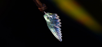 ラフォルム ガラスジュエリー ガラスアクセサリー 飛翔 ～ 虹の銀世界 ～ 銀世界に虹色に煌く羽が翔ける、そんなイメージの美しく神秘的な片羽タイプのペンダントです。クリアーをベースに、レインボーラメとダイクロ偏光ガラスが見る角度や光の当たり方でさま…