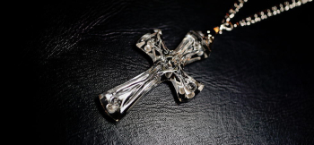 SAINT CRYSTAL CROSS シンプルなクリアーをベースに使用しています。 ラフォルム ガラスジュエリー ガラスアクセサリー