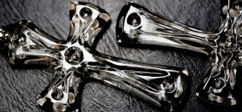 SAINT CRYSTAL CROSS 細部の彫刻など、お手持ちのクロスペンダントを可能な限り再現し2点お作りいたしました。 ラフォルム ガラスジュエリー ガラスアクセサリー