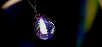 ラフォルム ガラスジュエリー ガラスアクセサリー 煌きの流星群 漆黒の宇宙。質量や時間をも超越するその世界に煌く無数の星。銀河や流星に思いを馳せてみる・・・。そんな神秘的な宇宙の煌きをガラスのドロップの中に表現しました。昼夜問わずお楽しみいただける…