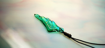 Malachite wing エメラルドグリーンの美しい色合い。 ラフォルム ガラスジュエリー ガラスアクセサリー