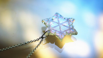 絹雪の花 ~ 紗(うすぎぬ) ~ 裏面側の雪の結晶の様な彫刻が印象的。 ラフォルム ガラスジュエリー ガラスアクセサリー