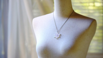 絹雪の花 ~ 紗(うすぎぬ) ~ 胸元を彩る素敵な逸品。 ラフォルム ガラスジュエリー ガラスアクセサリー