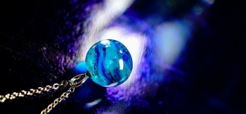 ラフォルム ガラスジュエリー ガラスアクセサリー Blue marble sphere クリアーをベースに、ターコイズブルーとコバルトブルーの濃淡のマーブル模様。さらに少量のラメと箔の煌きをお楽しみいただける、存在感のある大きめサイズの球体ペンダン…