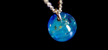 Blue marble sphere 少量のラメや箔の煌き。 ラフォルム ガラスジュエリー ガラスアクセサリー