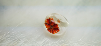 神秘なるあなたへ オレンジ色の大輪のガーベラの花をあしらいました。 ラフォルム ガラスジュエリー ガラスアクセサリー