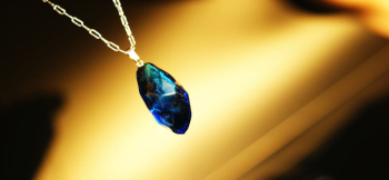 Ice stone ～ Bright ～ 表面全体に優しいアイスロックカットを施しています。裏面を程よくフラットにし安定良くしています。 ラフォルム ガラスジュエリー ガラスアクセサリー