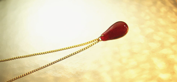 WINERED DROP シンプルなしずくタイプネックレス。写真の作品にはメモリアル封入加工をしています。 ラフォルム ガラスジュエリー ガラスアクセサリー