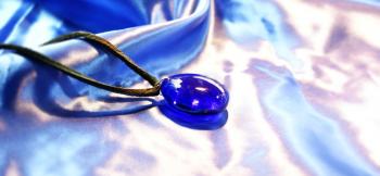 ラフォルム ガラスジュエリー ガラスアクセサリー Blue Drop ～ 深海の輝石 ～ 両面ともにふっくらと丸みのある、立体的なフォルムのペンダントです。内部には蛍の光のように暗闇で神秘的・幻想的に美しく光を放つブルー系の蓄光加工を施しています。