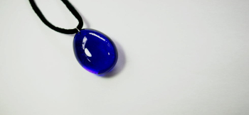 Blue Drop ~ 深海の輝石 ~ 両面立体的に丸みのあるドロップタイプです。 ラフォルム ガラスジュエリー ガラスアクセサリー