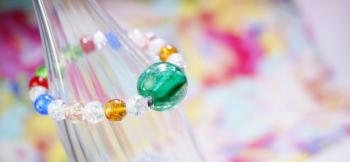 ラフォルム ガラスジュエリー ガラスアクセサリー 笑顔の絆 ～ Pure/ブレスレット  ～ メインの玉は、グリーン系を使用しています。また優しく輝くゴールドのラメを施し、全体的にマーブルデザイン加工をしています。ホタルの光のような神秘的で幻想的な…