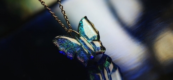 ラフォルム ガラスジュエリー ガラスアクセサリー Brilliant Morpho 美しく花から花へと舞う蝶は、とても優雅で美しいです。そんな蝶の中でもモルフォチョウの輝きは、人の目を奪う美しさがあります。そんなモルフォチョウをイメージしてお作りし…