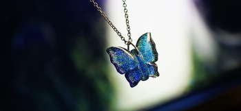 Brilliant Morpho 煌きながら舞う蝶のイメージのペンダントです。 ラフォルム ガラスジュエリー ガラスアクセサリー