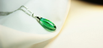 Emerald ～ 永遠の煌き ～ 内部のダイクロ偏光ガラスが美しく煌きます。 ラフォルム ガラスジュエリー ガラスアクセサリー
