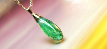 Emerald ～ 永遠の煌き ～ 円錐形のキャップと全体のフォルムが素敵です。 ラフォルム ガラスジュエリー ガラスアクセサリー