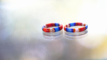 Tricolor トリコロールカラーのオリジナルペアリング。 ラフォルム ガラスジュエリー ガラスアクセサリー