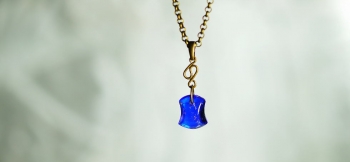 ラフォルム ガラスジュエリー ガラスアクセサリー Deep sea gold bullion 深いコバルトブルーの色味にゴールドの煌き。小ぶりで身に着けやすいシンプルなフォルムと色味が素敵なペンダント。
