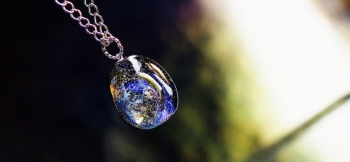ラフォルム ガラスジュエリー ガラスアクセサリー Galaxy ～ Stardust cosmic ～ 『Galaxy ～ Stardust cosmic ～ 』をベースにお作りしました。暗い大きな宇宙に点々と様々な銀河が存在します。そんな銀河の美…