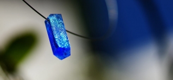 ラフォルム ガラスジュエリー ガラスアクセサリー Blue waterfall 手作りではとても難しい五角柱を小ぶりで美しいペンダントにいたしました。
トゥルーブルーをベースにして、大変美しいダイクロ偏光ガラスを滝の流れのように施しました。内部に…