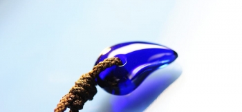 ラフォルム ガラスジュエリー ガラスアクセサリー 勾玉 ～ Royal blue ～ 小ぶりで表裏丸みのある素敵な立体タイプの勾玉です。色合いはコバルトブルー(ロイヤルブルー)の透明色で、光の透過や反射がとても美しいです。中央に開けた穴部分に組ひも…