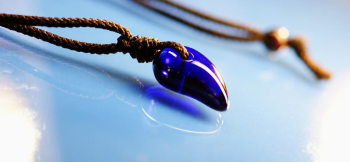 勾玉 ～ Royal blue ～ コバルトブルー(ロイヤルブルー)がとても素敵です。 ラフォルム ガラスジュエリー ガラスアクセサリー