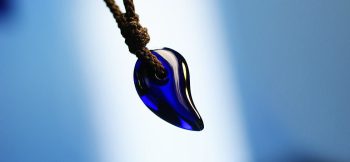 勾玉 ～ Royal blue ～ 透明感があります。 ラフォルム ガラスジュエリー ガラスアクセサリー
