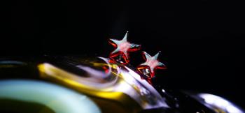 ラフォルム ガラスジュエリー ガラスアクセサリー Passion star/ピアス 可愛らしい星のフォルムのピアスです。色合いは鮮やかなレッド。表面は自然な感じで凹凸を残しています。金具は、肌に優しいチタン製キャッチ式です。