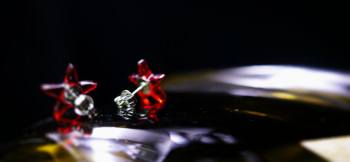 Passion star/ピアス 可愛らしい星のフォルムのピアス。裏面から。 ラフォルム ガラスジュエリー ガラスアクセサリー