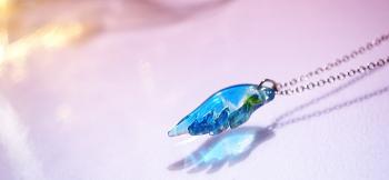 ラフォルム ガラスジュエリー ガラスアクセサリー Blue sky wing 淡いブルー系を大胆なマーブル模様にし、ダイクロ偏光ガラスや蓄光加工を施した片羽根タイプの可愛らしいネックレスです。暗闇でご覧いただくと美しい蓄光の輝きをご覧いただけます。