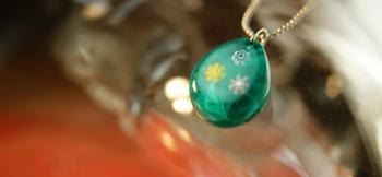 ラフォルム ガラスジュエリー ガラスアクセサリー 神秘の森の小花たち 緑の森に小さな可愛らしい花が咲いているイメージです。内部にはホタルのような神秘的な光を放つ蓄光加工で葉が光ります。また、雲の様にホワイトでマーブルデザインを施しています。ふっくら…
