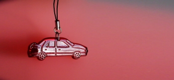 ラフォルム ガラスジュエリー ガラスアクセサリー Mate of life ～ Gemini ～ 往年の名車、いすゞ・ジェミニをモチーフにしたストラップです。素材は透明色の赤系オレンジです。光が透過しますとガラス本来の美しい輝きをご覧いただけます。…