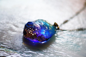 水の誕生 ～ 幻想の雪の華 ～ 氷のような透明感と美しい色彩を融合させた世界にひとつのオリジナルペンダントです。 ラフォルム ガラスジュエリー ガラスアクセサリー