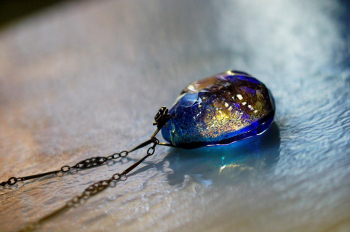 水の誕生 ～ 幻想の雪の華 ～ 厚みのあるフォルム。氷の欠片のようなランダムなカットを全体に施しています。 ラフォルム ガラスジュエリー ガラスアクセサリー