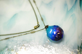 水の誕生 ～ 幻想の雪の華 ～ デザインチェーン仕様。 ラフォルム ガラスジュエリー ガラスアクセサリー