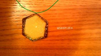 はちのすペンダント ラフォルム ガラスジュエリー ガラスアクセサリー