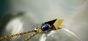 Bravery emblem シャープな造形です。 ラフォルム ガラスジュエリー ガラスアクセサリー